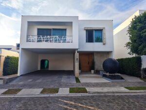 Fachada de casa en Clúster 222A, Puebla