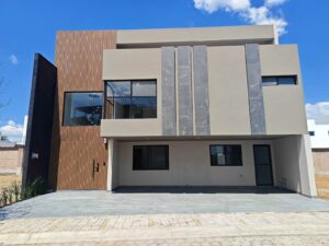 Fachada de casa en Parque Dublín, Zona Azul, Puebla
