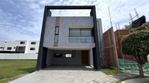 Fachada de casa en Parque Sonora, Lomas de Angelópolis III