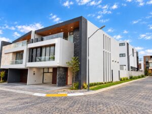 Fachada principal de Irazú 6 en Parque San José, Lomas de Angelópolis, Puebla