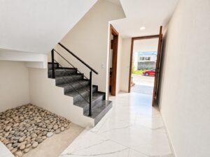 Acceso y escalera de Casa 18 en Senda San Diego, Plaza San Diego, Puebla