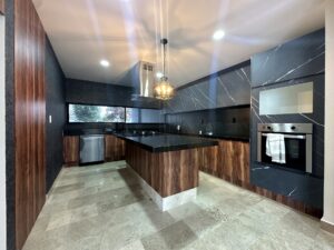 Cocina de casa en Parque Baja California, Lomas de Angelópolis III