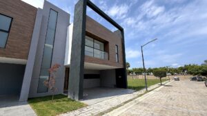 Fachada de casa en Parque Sonora, Lomas de Angelópolis III