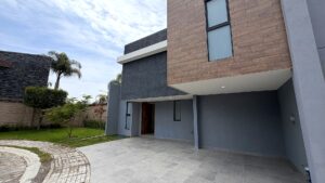 Fachada de casa en Parque Sonora, Lomas de Angelópolis III