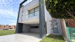 Fachada de casa en Parque Sonora, Lomas de Angelópolis III