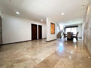 Recibidor y área social de casa en venta en Parque La Castellana, Lomas de Angelópolis, Puebla