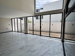 Sala doble altura de casa en venta en Parque Zacatecas, Lomas de Angelópolis, Puebla