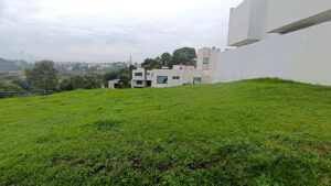 Vista lateral del terreno del terreno en Lomas de Angelópolis I, Puebla