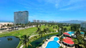 Interior de departamento Kabah 507: vista panorámica del desarrollo y áreas verdes, Vidanta, Acapulco, Guerrero, México