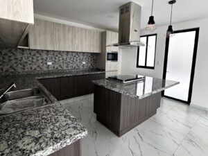 Cocina con isla de casa en venta en Altana, Plaza San Diego, Puebla