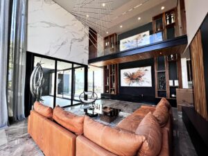 Sala doble altura de casa en venta en Cluster 777, Lomas de Angelópolis, Puebla