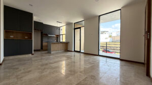 Interior sin amueblar: sala y cocina sin muebles en Isla Blanca Towers, Lomas de Angelópolis III, Puebla