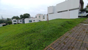 Terreno y colindancias residenciales del terreno en Lomas de Angelópolis I, Puebla