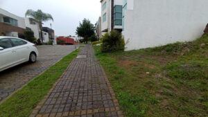 Banqueta y zona residencial en Clúster 10-10-10, Lomas de Angelópolis I, Puebla