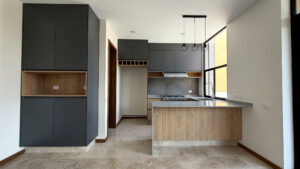 Interior sin amueblar: cocina abierta sin muebles en Isla Blanca Towers, Lomas de Angelópolis III, Puebla