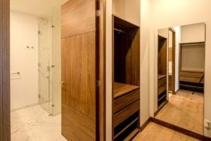 Baño y vestidor de Sadro, departamento en Angelópolis, Puebla