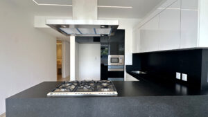 Imagen de referencia interior del desarrollo: cocina con isla en Vedana, Valle de Porto, Lomas de Angelópolis III, Puebla
