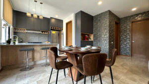 Interior amueblado de ambientación: comedor y cocina en Isla Blanca Towers, Lomas de Angelópolis III, Puebla