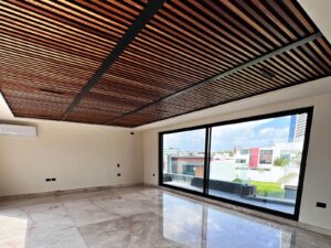 Recámara con ventanal de casa en venta en Parque Terranova, Lomas de Angelópolis, Puebla