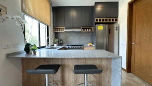 Interior amueblado de ambientación: cocina con barra en Isla Blanca Towers, Lomas de Angelópolis III, Puebla