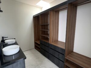 Vestidor con muebles de baño y lavabos en casa de Cuatro Vientos, Cuautlancingo