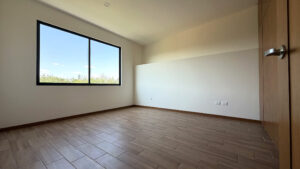 Interior sin amueblar: recámara con ventanal en Isla Blanca Towers, Lomas de Angelópolis III, Puebla