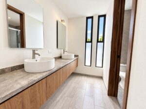 Baño con doble lavabo de Casa 18 en Senda San Diego, Plaza San Diego, Puebla