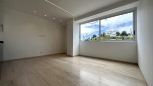 Imagen de referencia interior del desarrollo: estancia con ventanal en Vedana, Valle de Porto, Lomas de Angelópolis III, Puebla