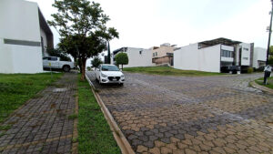 Acceso por calle empedrada del terreno en Lomas de Angelópolis I, Puebla