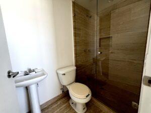 Baño vista 2 de Punto Horizonte · Torre B, departamento en Sonata, Puebla