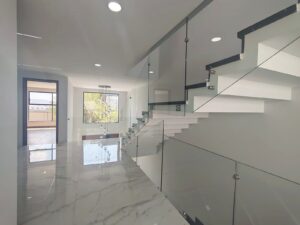 Escaleras de casa en Parque Dublín, Zona Azul, Puebla