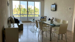 Interior de departamento Kabah 507: estancia y comedor desde acceso, Vidanta, Acapulco, Guerrero, México
