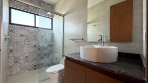 Interior sin amueblar: baño completo en Isla Blanca Towers, Lomas de Angelópolis III, Puebla
