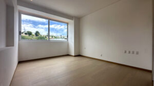 Imagen de referencia interior del desarrollo: recámara con ventana en Vedana, Valle de Porto, Lomas de Angelópolis III, Puebla