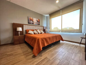Recámara principal y vestidor en Isla Blanca Towers, Lomas de Angelópolis III, Puebla