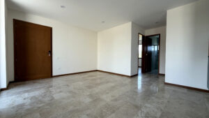 Interior sin amueblar: estancia y circulación en Isla Blanca Towers, Lomas de Angelópolis III, Puebla