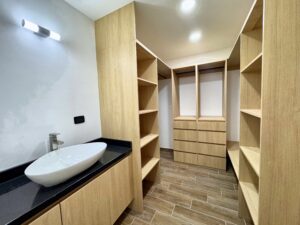 Vestidor / baño de Casa 72 en Cuatro Vientos, Puebla