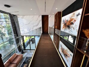 Pasillo doble altura de casa en venta en Cluster 777, Lomas de Angelópolis, Puebla