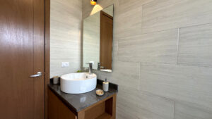 Interior amueblado de ambientación: lavabo y sanitario en Isla Blanca Towers, Lomas de Angelópolis III, Puebla