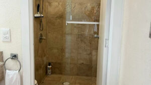Interior de departamento Kabah 507: regadera en baño, Vidanta, Acapulco, Guerrero, México